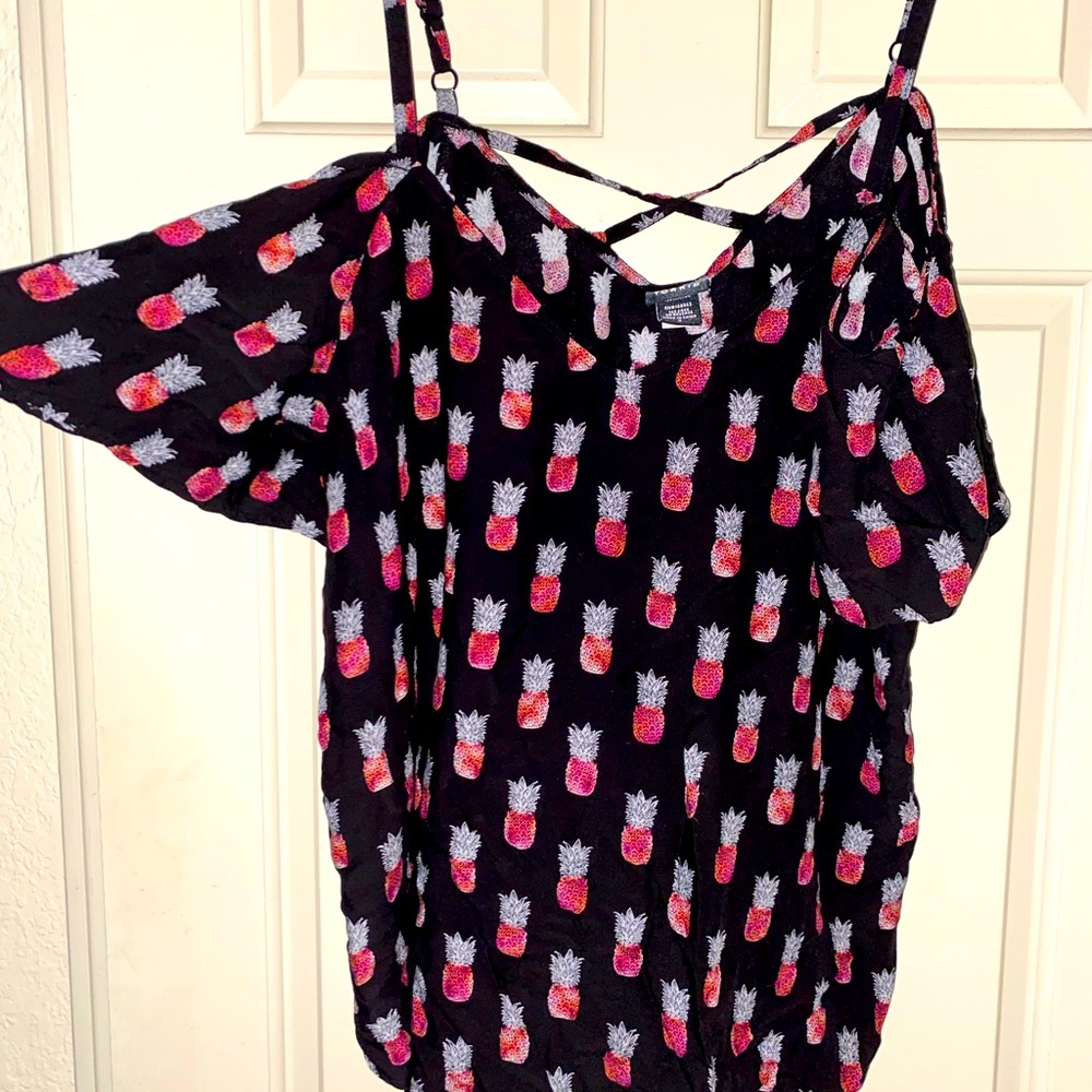 Cold shoulder pineapple flowy shirt: Torrid, size 2 (fits like size 1)